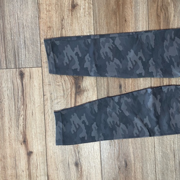 Spanx Look At Me Now Seamless shaping activewear Leggings in Black/Charcoal Camo - Picture 6 of 10